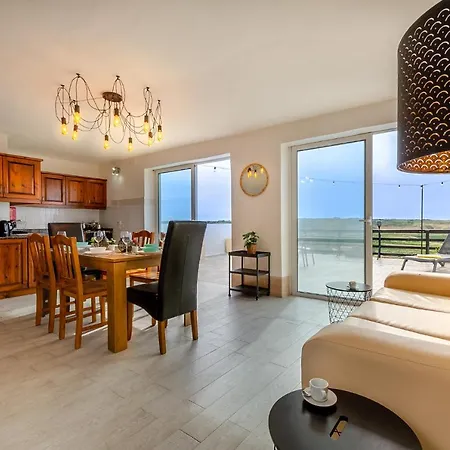 Hot Tub & Sea Views @ 3br Apt W/incredible Terrace