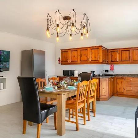 Hot Tub & Sea Views @ 3br Apt W/incredible Terrace דירה