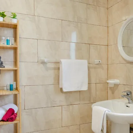 Hot Tub & Sea Views @ 3br Apt W/incredible Terrace דירה *